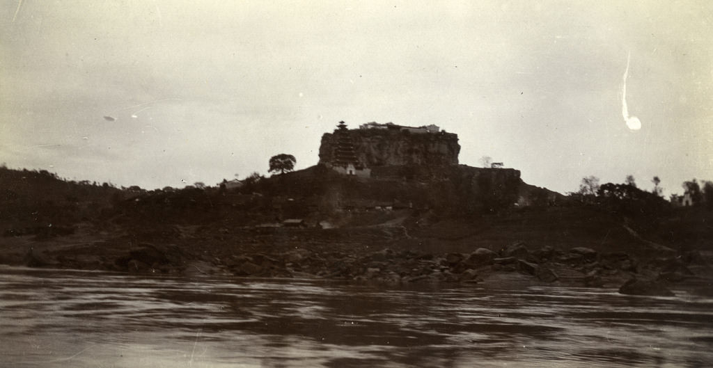 Rare Historical Photos Show Life around the Yangtze River, China, in the 1910s