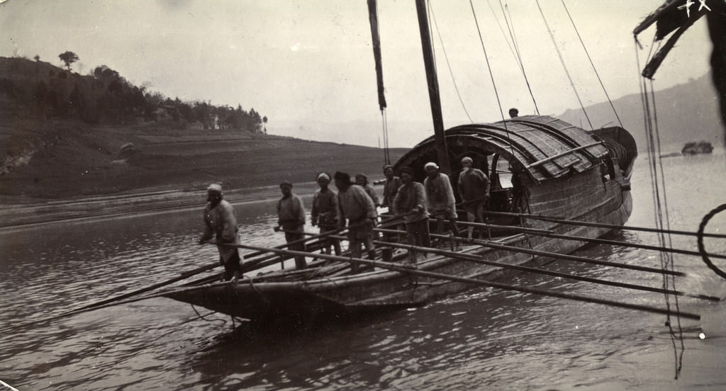 Rare Historical Photos Show Life around the Yangtze River, China, in the 1910s