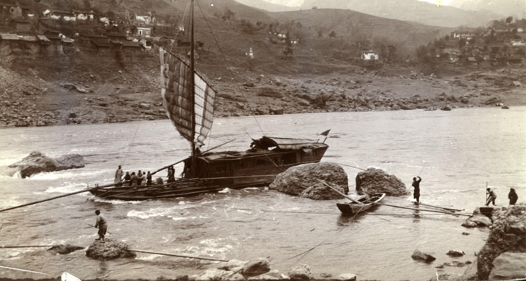 Rare Historical Photos Show Life around the Yangtze River, China, in the 1910s