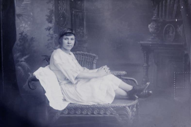 Stunning Historical Portraits of the 1920s Young Ladies