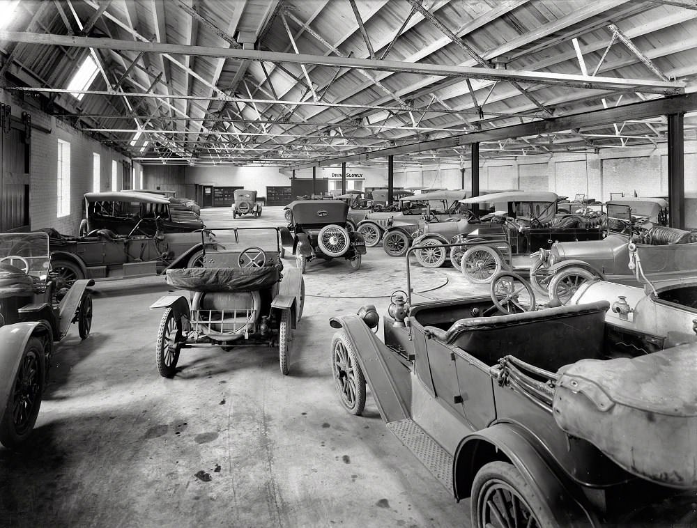 Motor cars in New Zealand Farmers Co-Op Garage, 1917