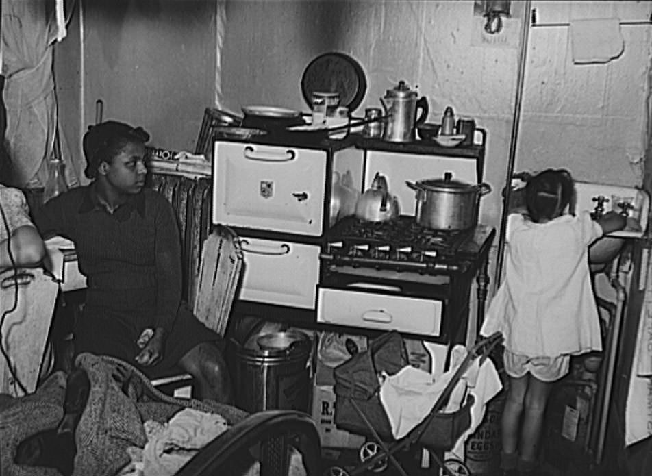 Life of African-Americans in Chicago's South Side in 1941 Through Fascinating Historical Photos