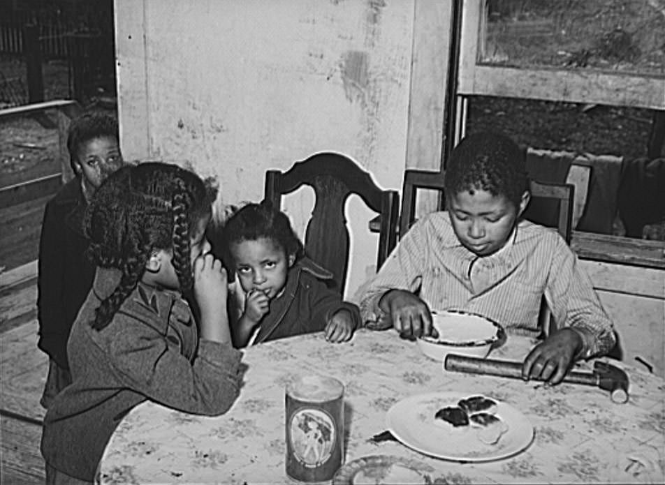 Life of African-Americans in Chicago's South Side in 1941 Through Fascinating Historical Photos