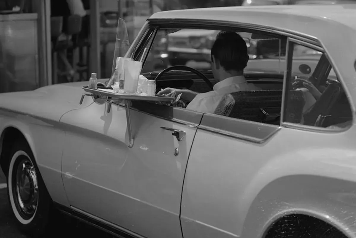 Eating in a Car: The Drive-in Restaurants from the Past