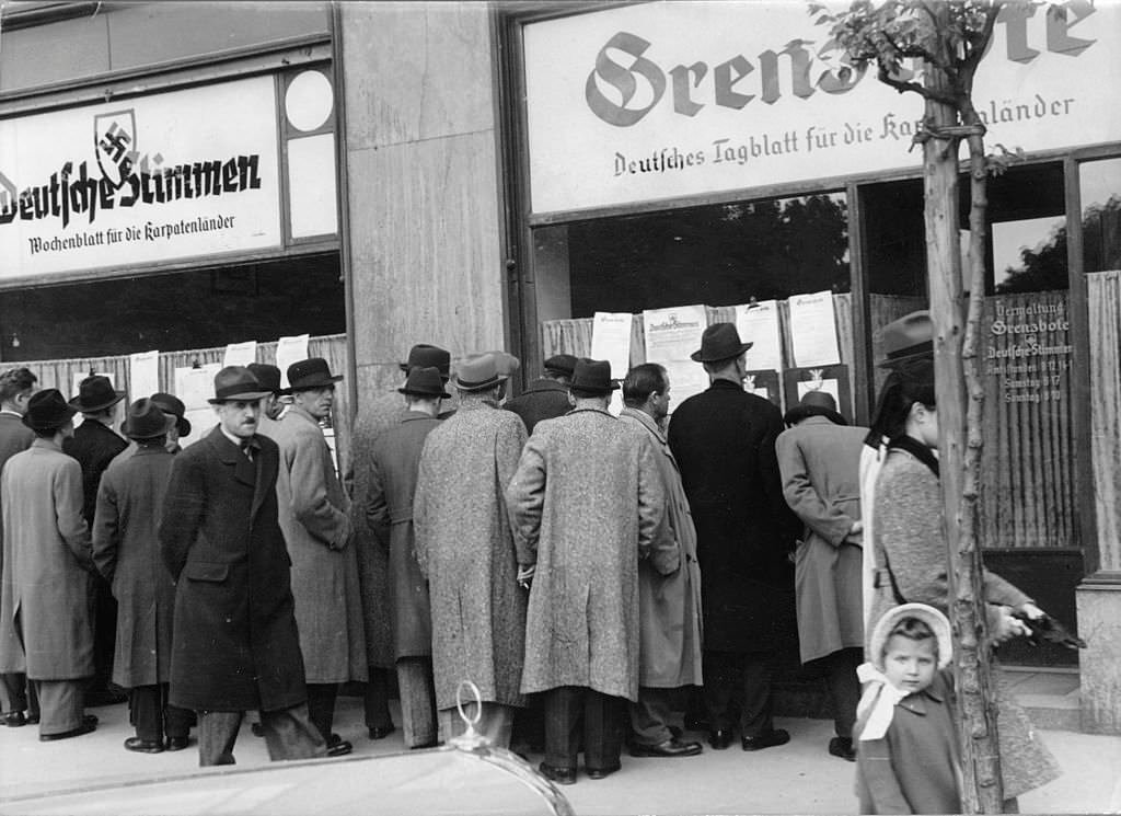German population in front of the windows of the editorial office of german Newspapers in occupied Slowakia, Bratislava, 1940