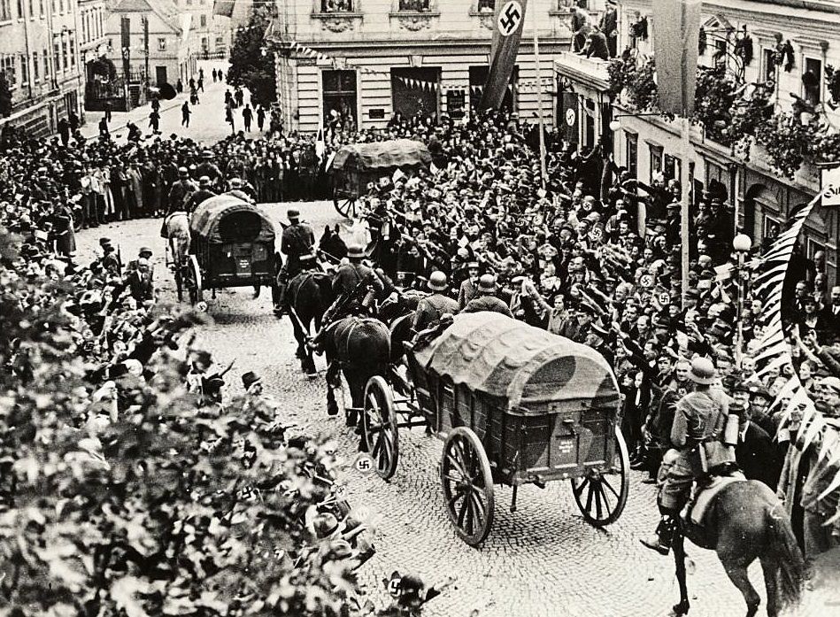 Assembled crowds greet the entry of German troops into the Warnadorf district, one of the areas invaded by Czechoslovakia.