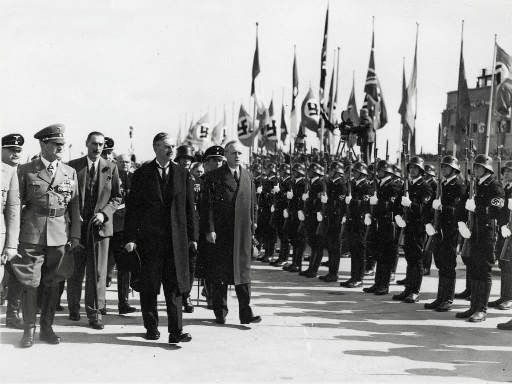 Chamberlain Arrives In Munich