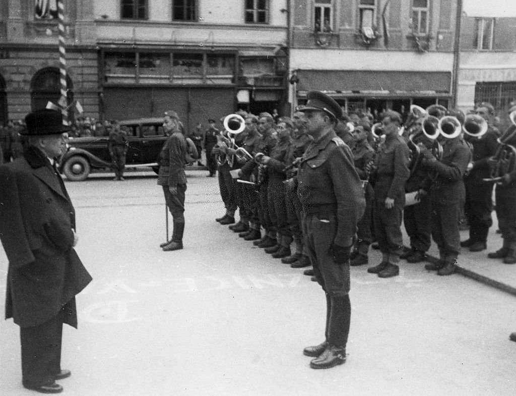 The arrival of President E. Benes and members of the Czechoslovakian government in Czechoslovakia.