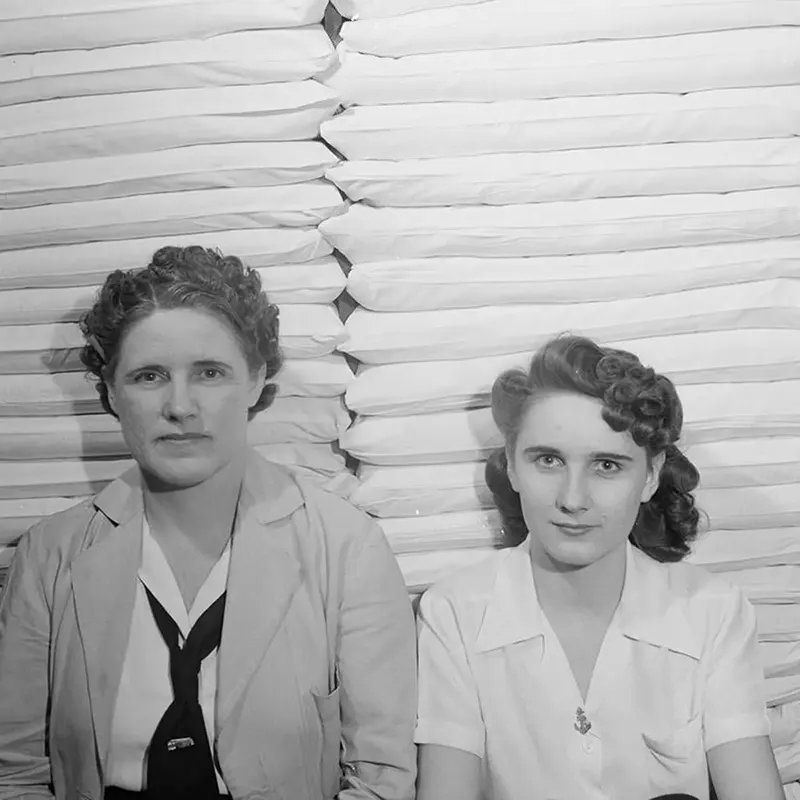 A mother and daughter who sell pillows to travelers in Knoxville.