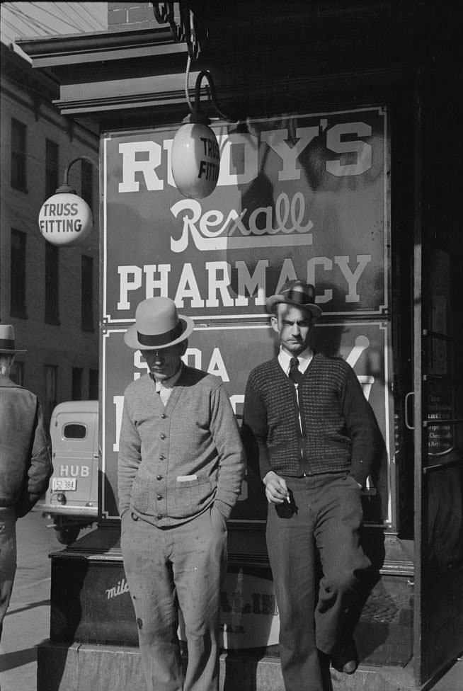 Men on main street, Saturday afternoon, Hagerstown, Maryland