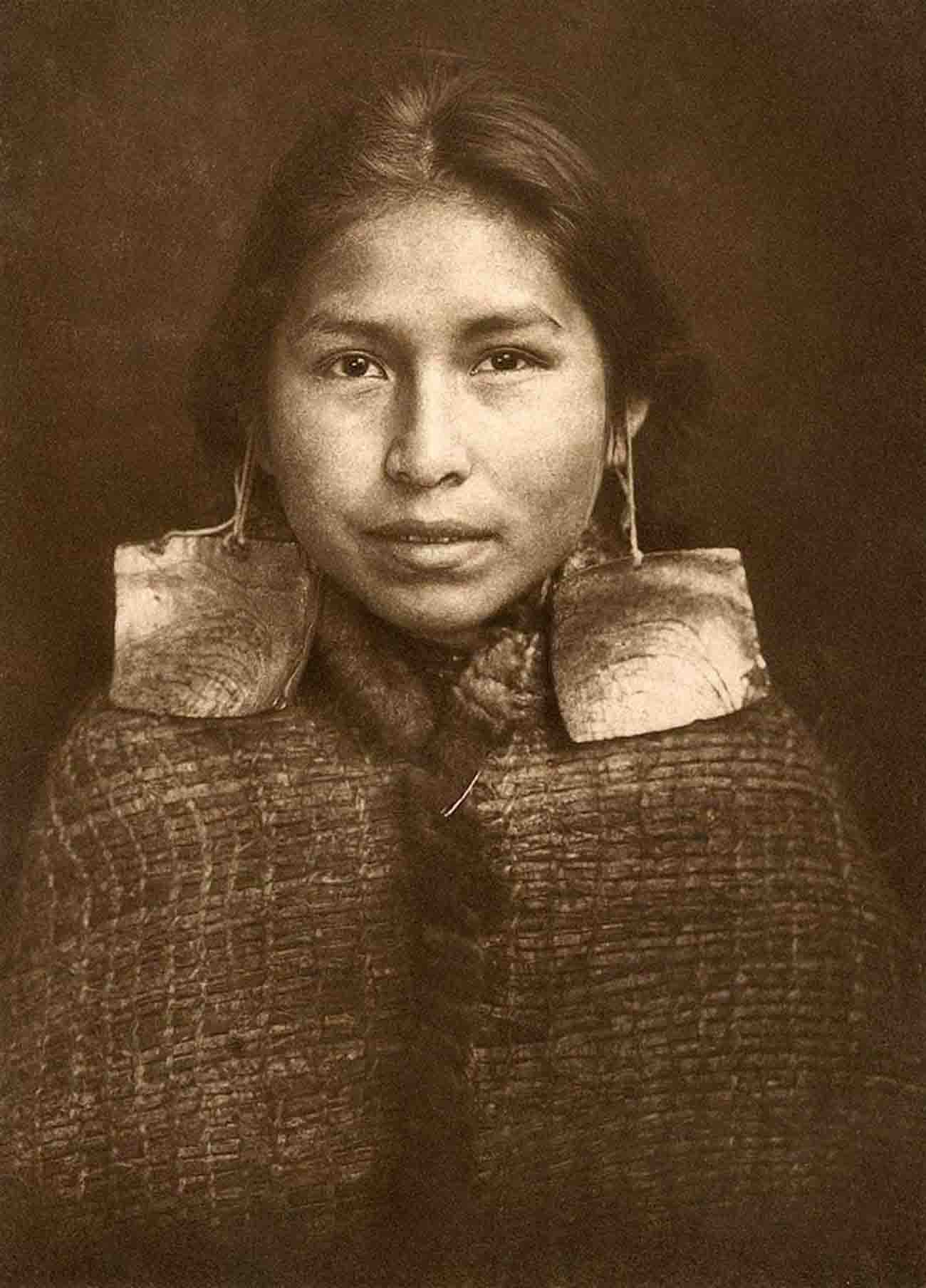 Dzawa̱da̱ʼenux̱w girl, Margaret Frank (née Wilson) wearing abalone shell earrings, a sign of nobility and worn only by members of this class.