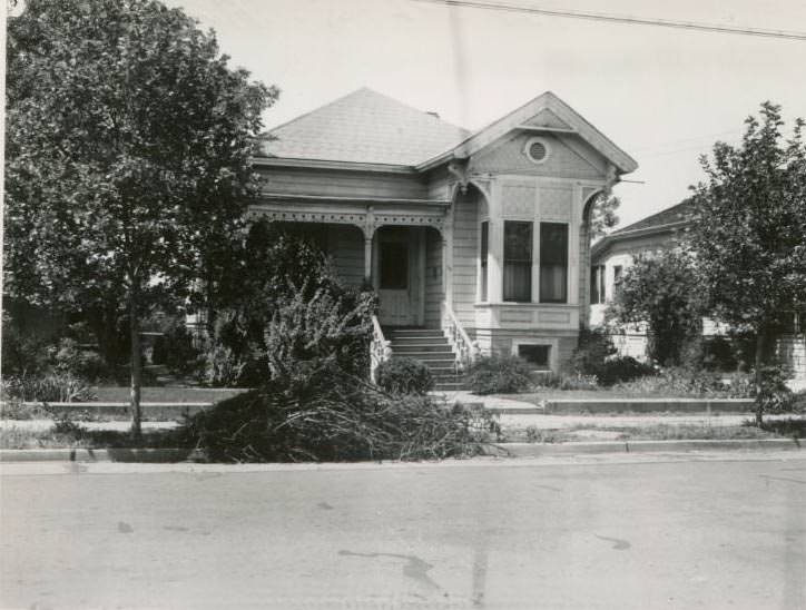 Victorian house at 795 Schiele Avenue, 1945