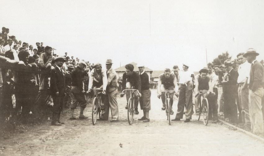 Start of bicycle race, 1933