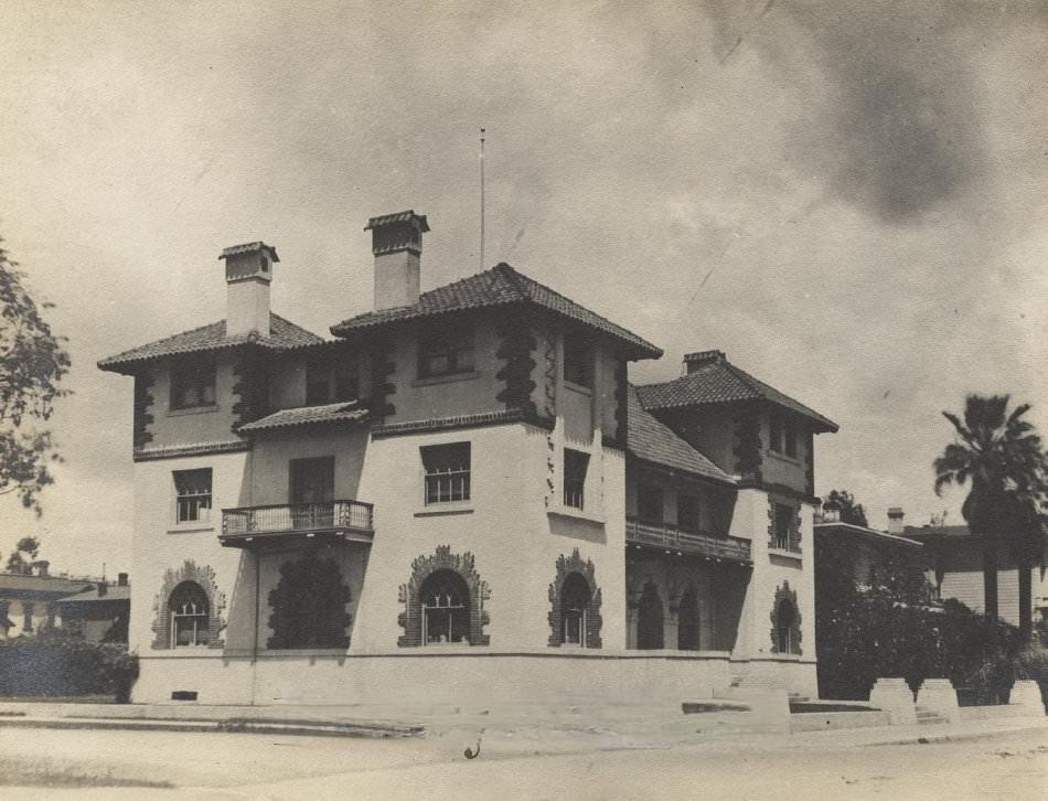 Saint Claire Club on Saint James and Second Street, 1905