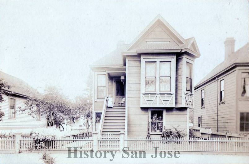 Two-story Victorian house, 1895