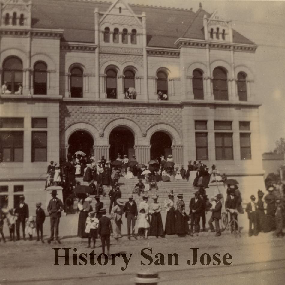 Crowd outside the Hall of Records, 1898