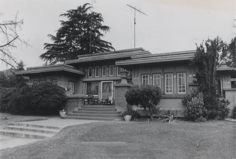 Prairie style house built for Eugene Coe, 1910