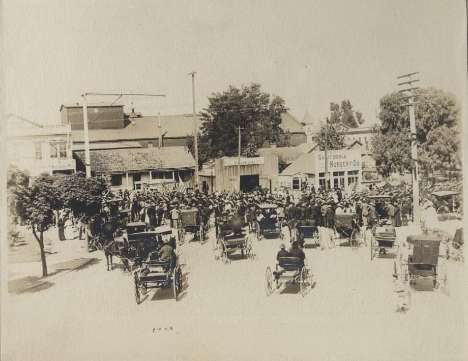 Photo from Von Dorsten family album. Company B leaving San Jose for Spanish American war, 1906