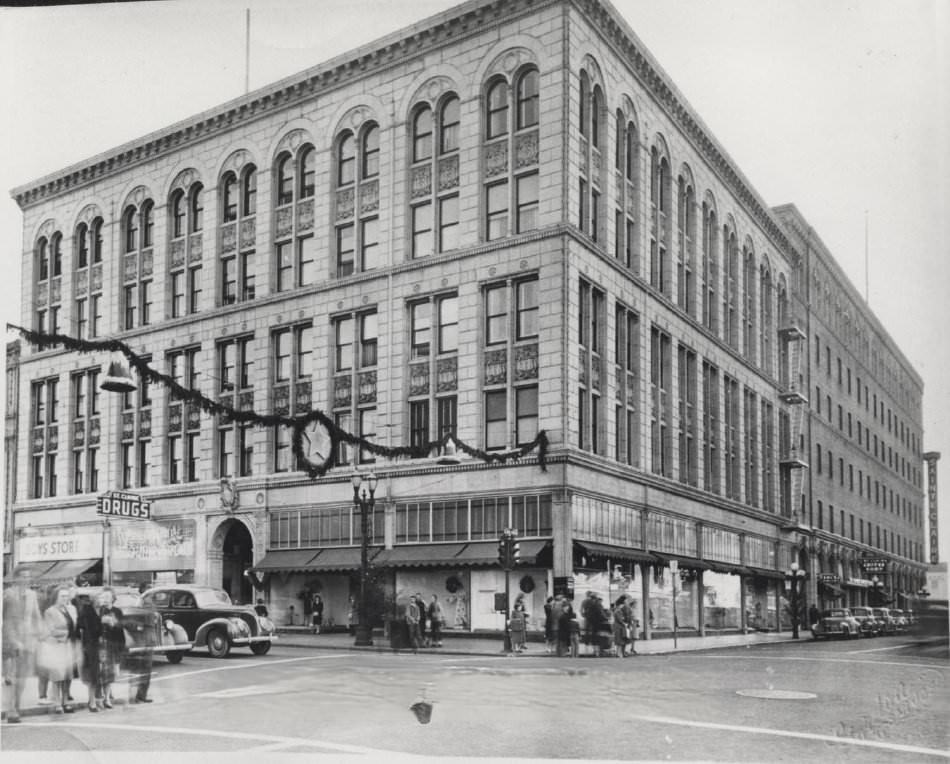 Sainte Clare building from First and San Carlos Streets at Christmas time, 1930s