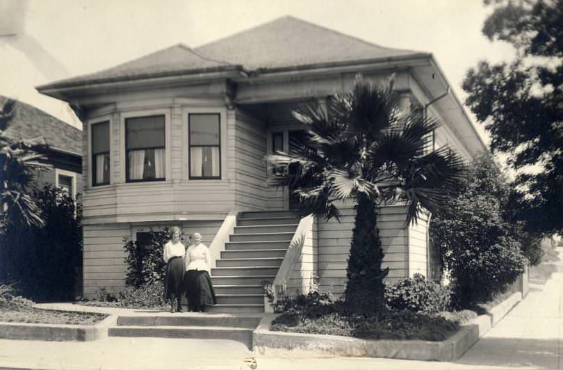 Emmy Lou and Grandma Bammann, 1916