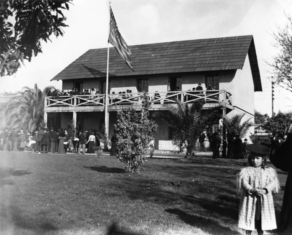 State House replica with people on balcony, 1899