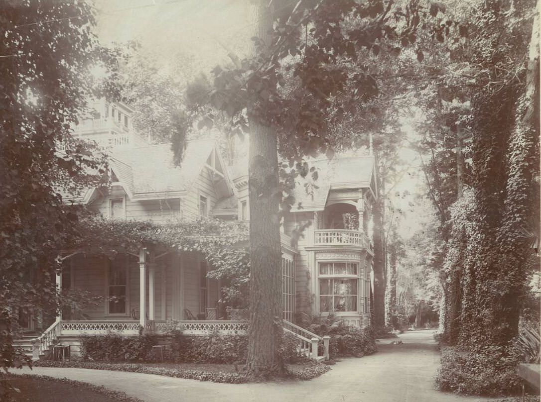 Exterior view of an unidentified residence in Garden City, San Jose, 1900