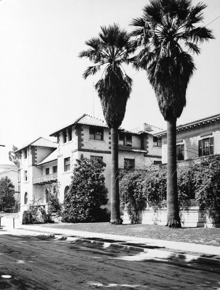 Exterior view of an unidentified residence in San Jose, 1900