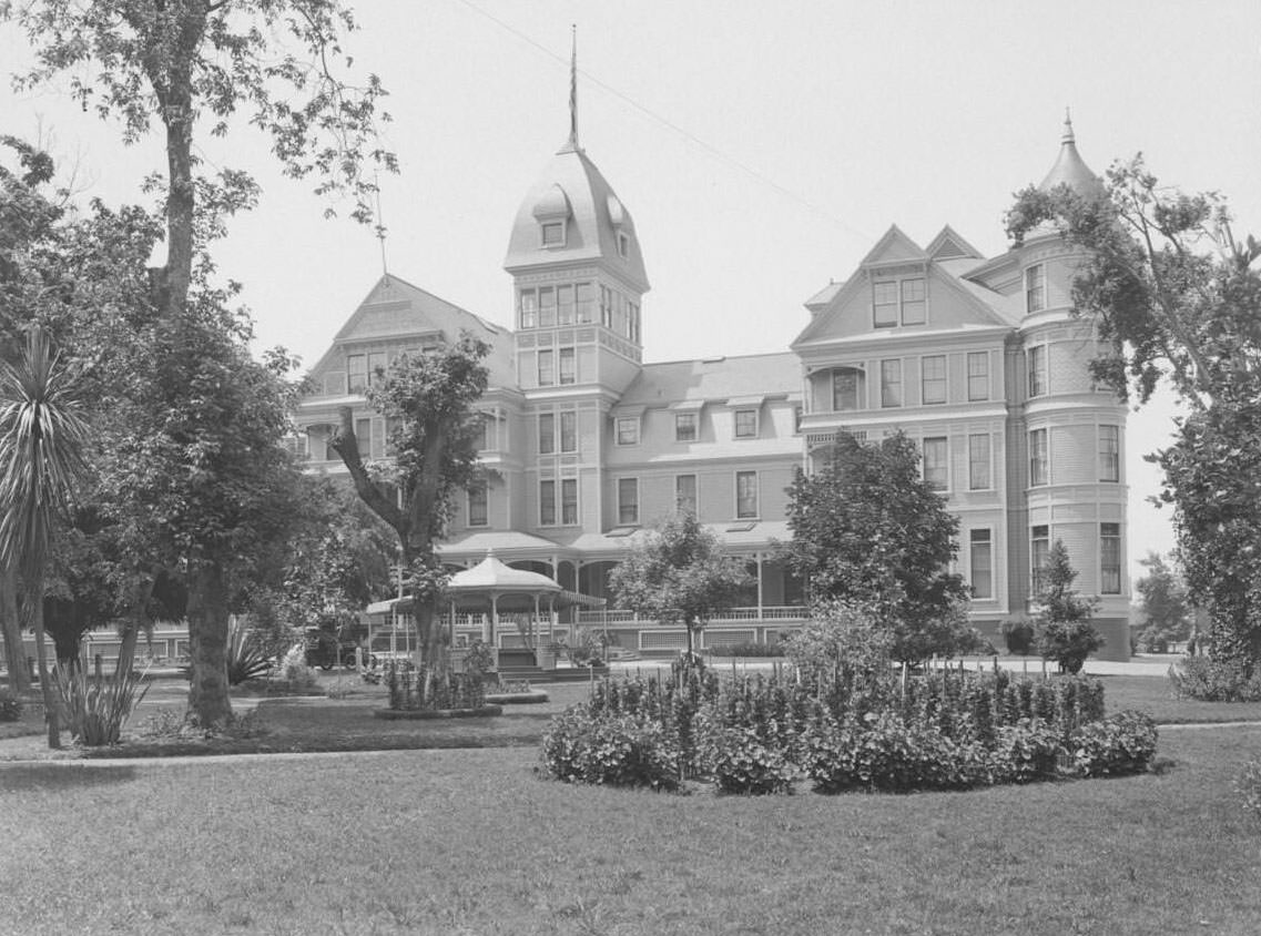 Exterior view of Hotel Vendome in San Jose, 1900