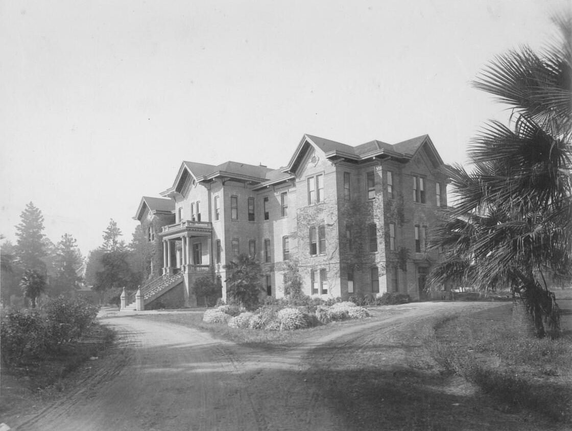 Exterior view of San Jose College, 1900