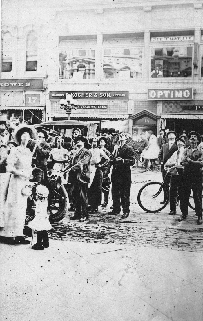 Downtown shoppers watching Art Smith and his flying machine, 1912