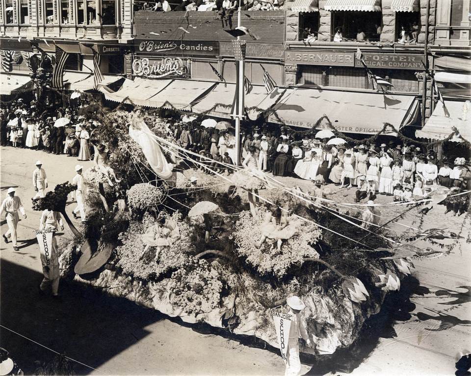 Parade float entered by San José Schools in the Carnival of the Roses, 1905