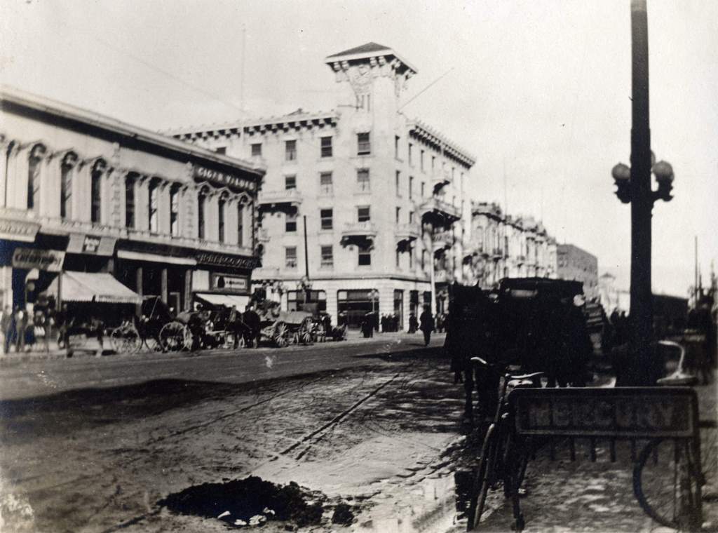 Street scene outside Mercury and Herald offices, 1910