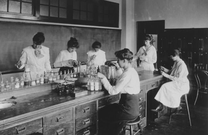 San Jose State Normal School class in Household Chemistry, 1917