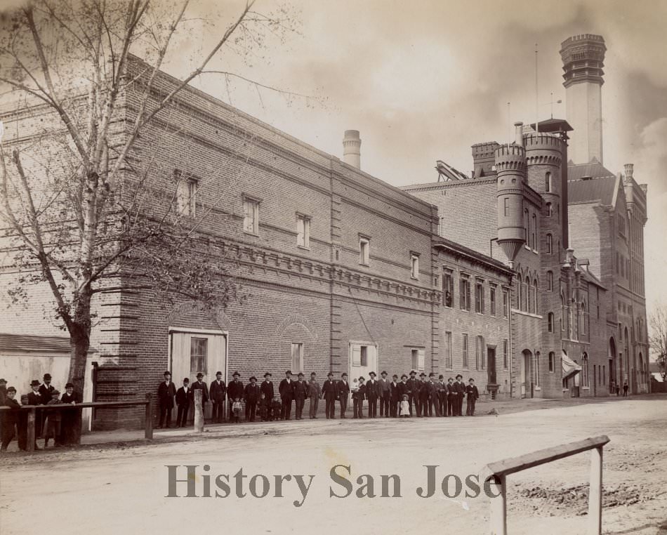 Children with employees of Fredericksburg Brewery, San Jose, 1895