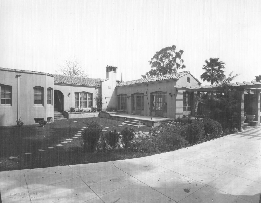 View of courtyard, Pomeroy house, 1916