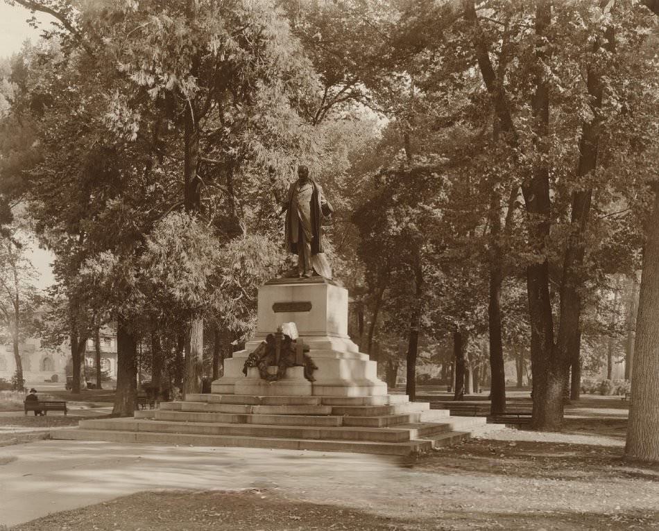 Statue of President McKinley in St. James Park, San Jose, 1940