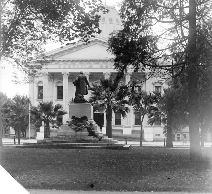 Back of McKinley statue, Court House and Saint James Park, 1910s