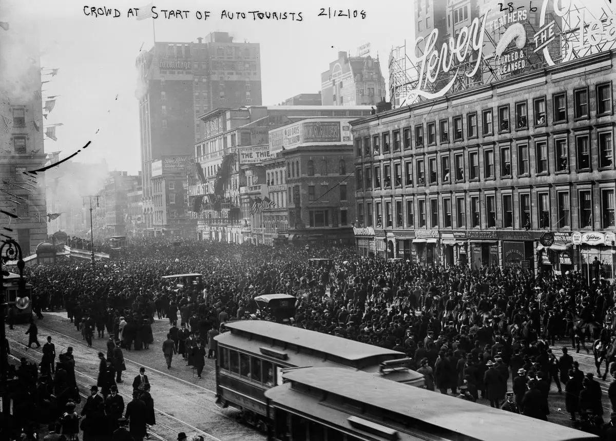 An enormous crowd fills Times Square to see the racers take off.