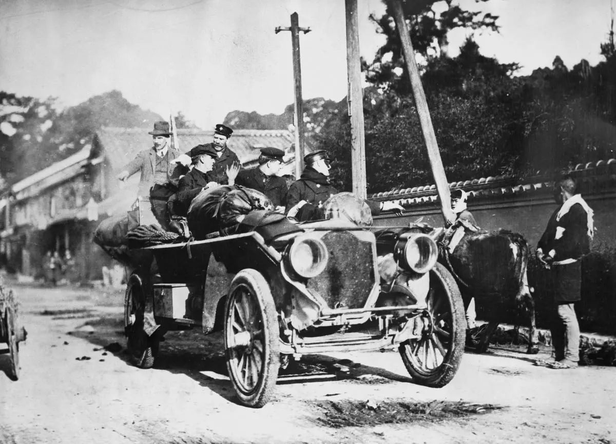 The American Thomas Flyer drives through Kobe, Japan.