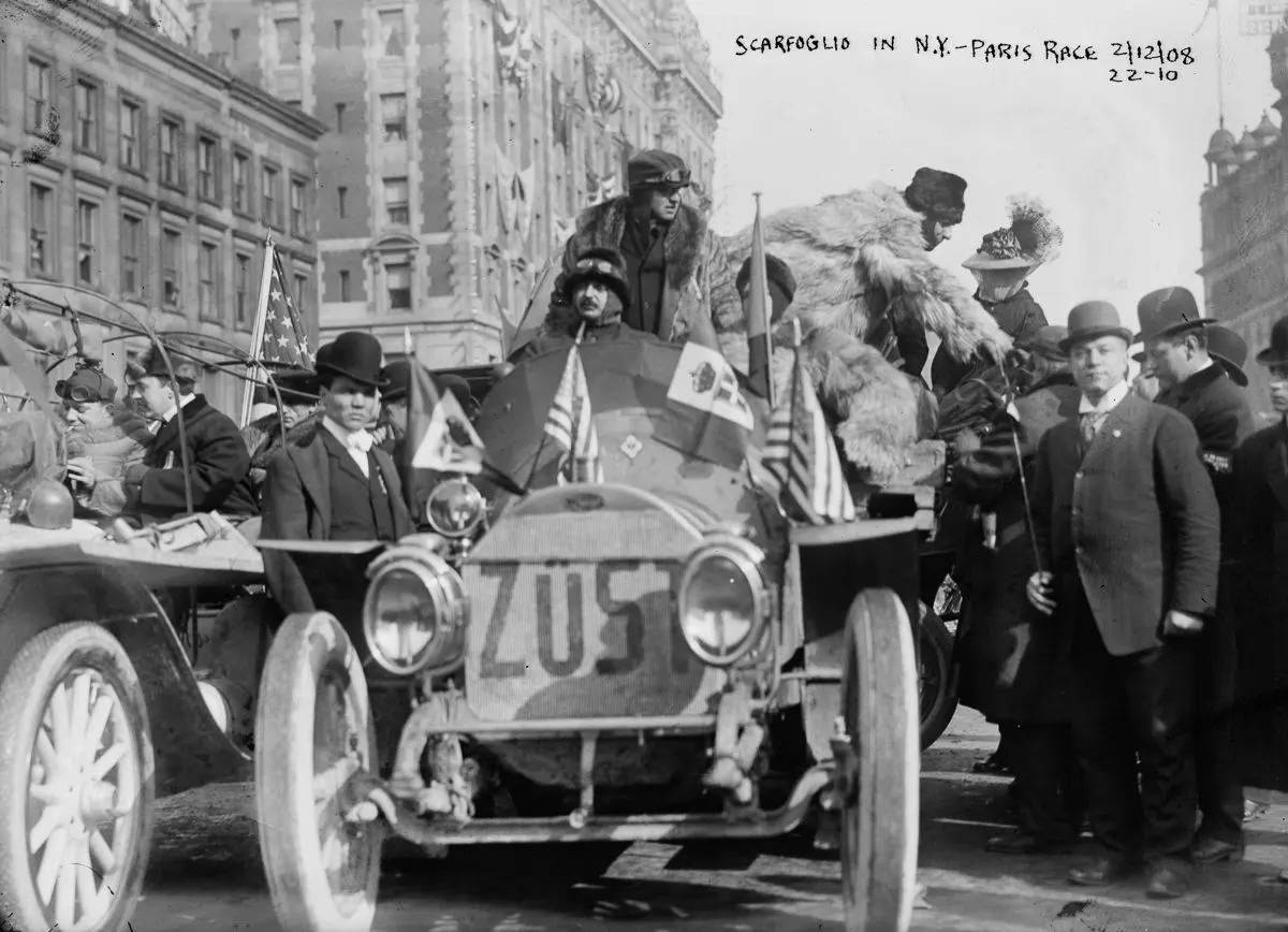 The Italian Zust car, with driver Emilio Sirtori and journalist Antonio Scarfoglio.