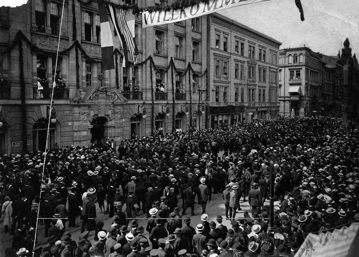 Crowds gather in Berlin for the arrival of the racers.