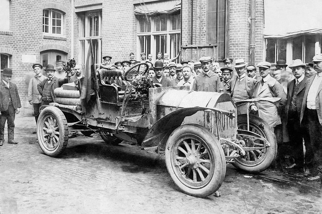 Protos car in Berlin at the court of the Ullstein house, regard by viewers.