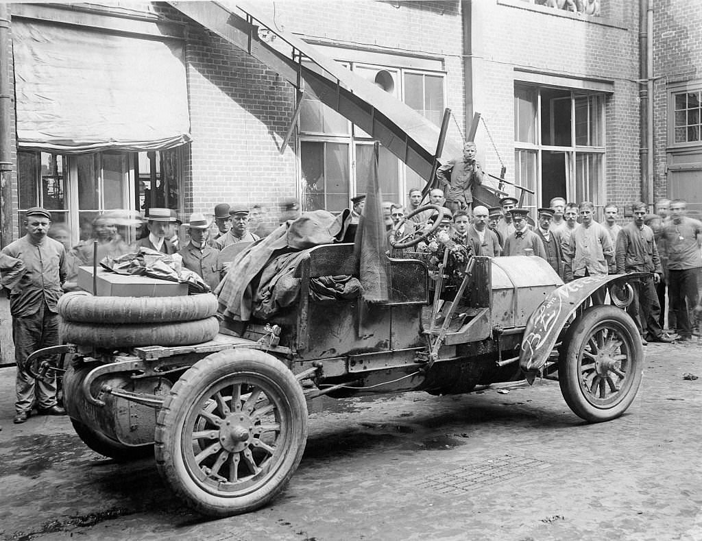 Protos car in Berlin at the court of the Ullstein house, regard by viewers.