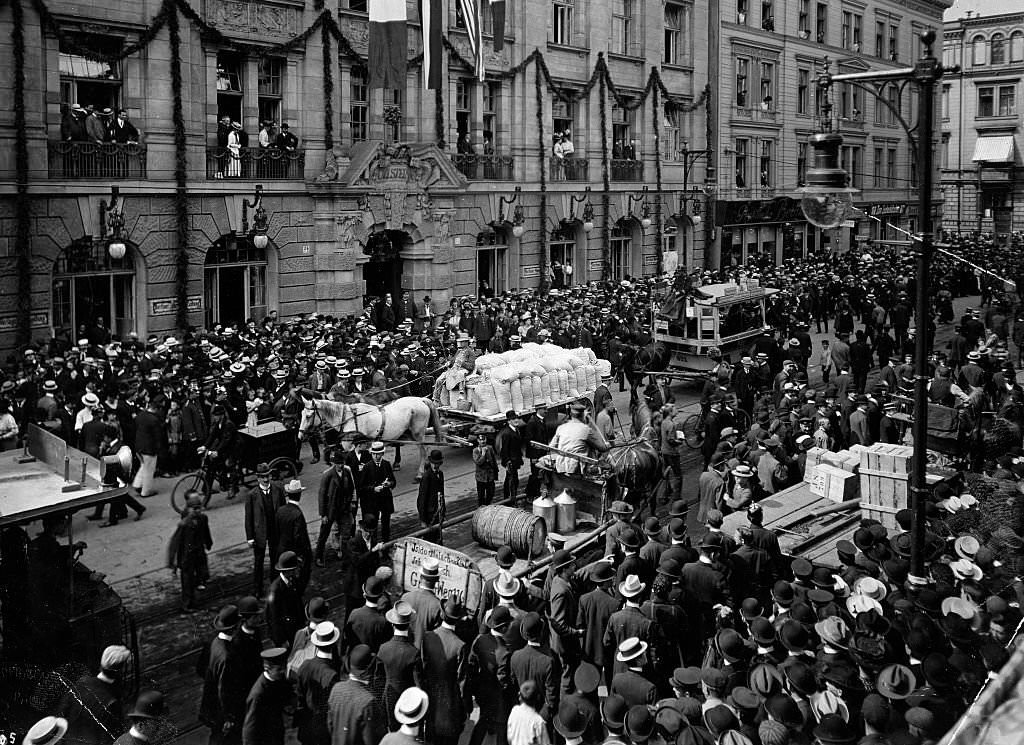 Thousands of people waiting of the arrival of the Protos car in Berlin at the Ullstein house.