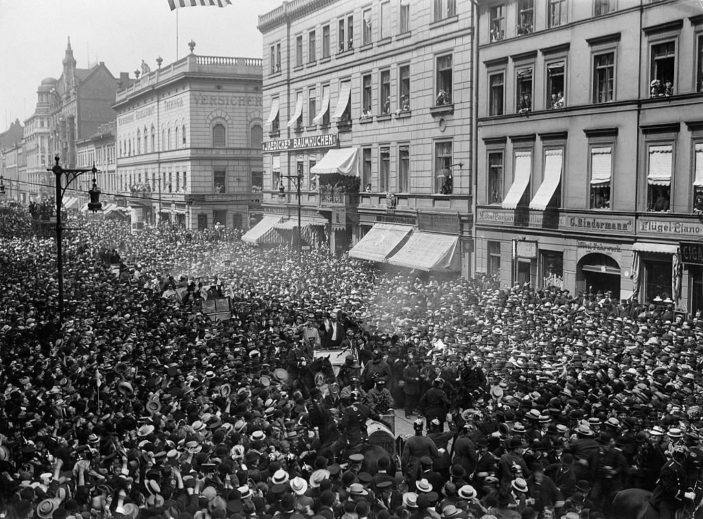 Berlin The legendary car race from New York to Paris 1908 last more than 7 months. Arrival of the Protos car in Berlin, acclaimed of thousands of people.