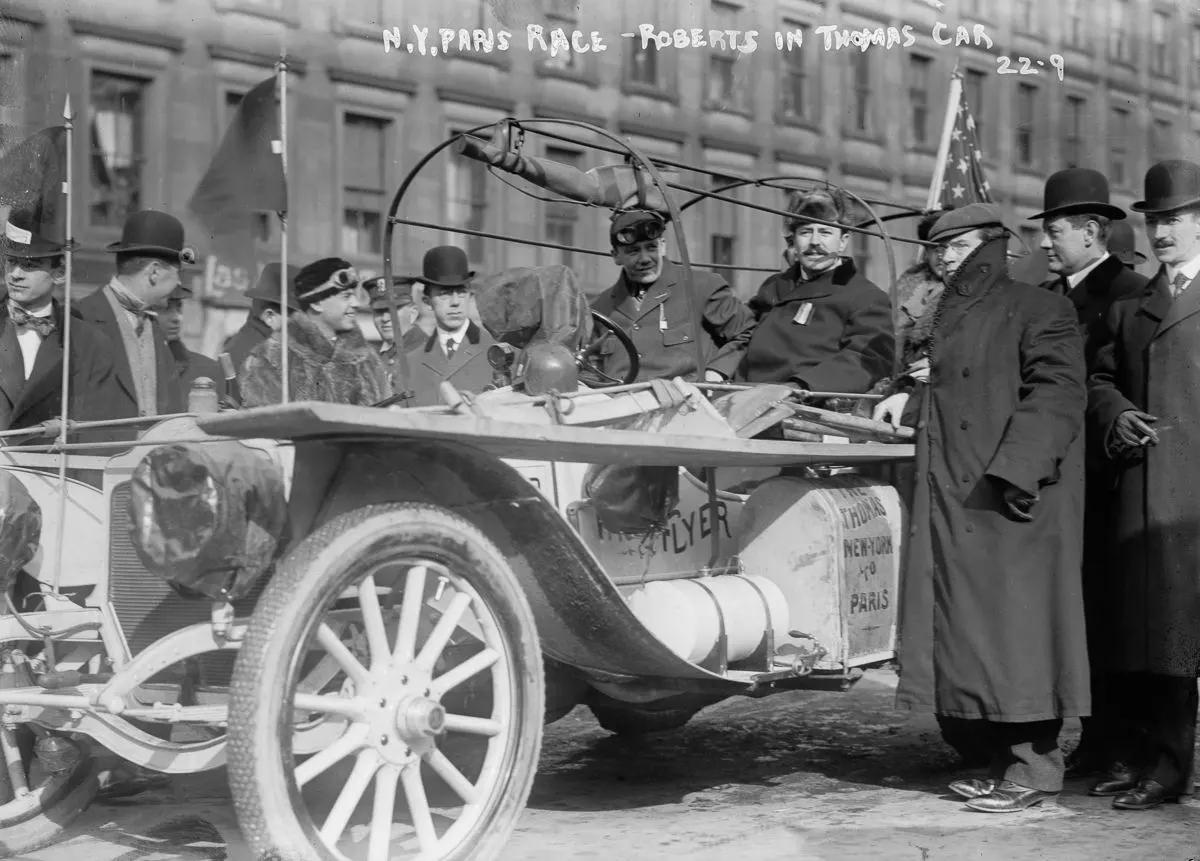 The American Thomas Flyer, driven by George Schuster and Montague “Monty” Roberts.