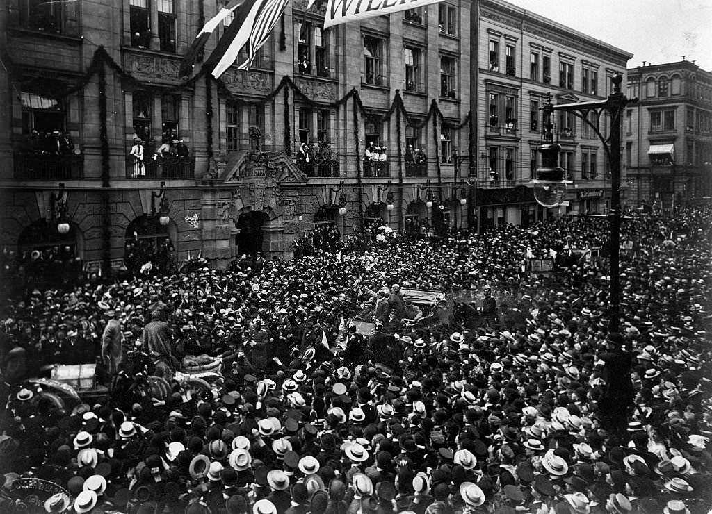 Arrival of the Protos car in Berlin at the Ullstein house, acclaimed of thousands of people.