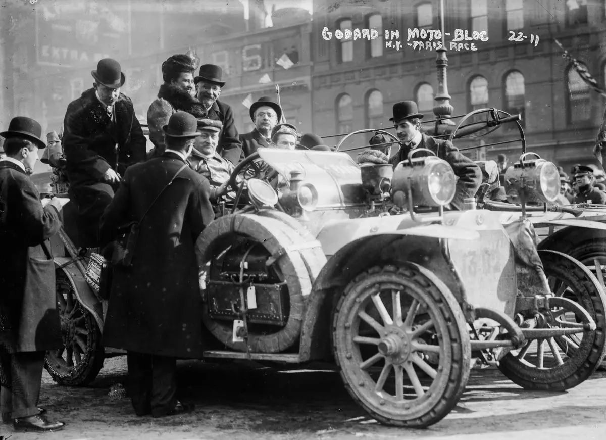 The French Moto-Bloc, driven by Charles Godard.