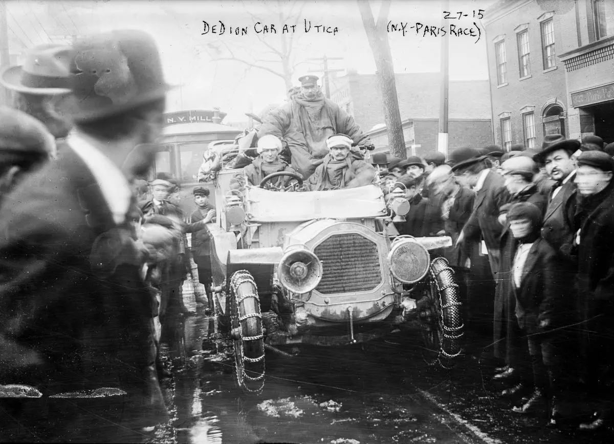 The French De Dion drives through Utica, New York.