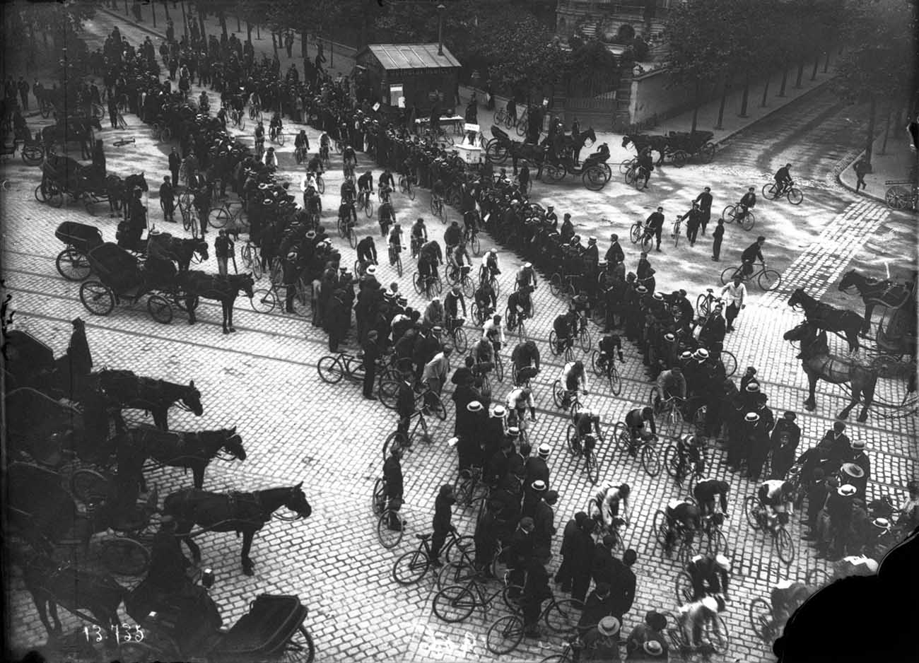 The Tour De France became a tradition. Pictured here are the cyclists in 1906.